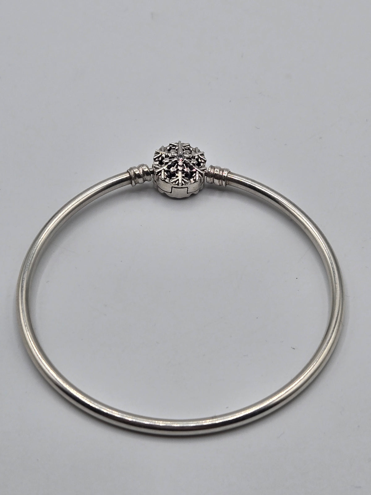 Pandora Moments Snowflake Clasp Bangle (59mm)