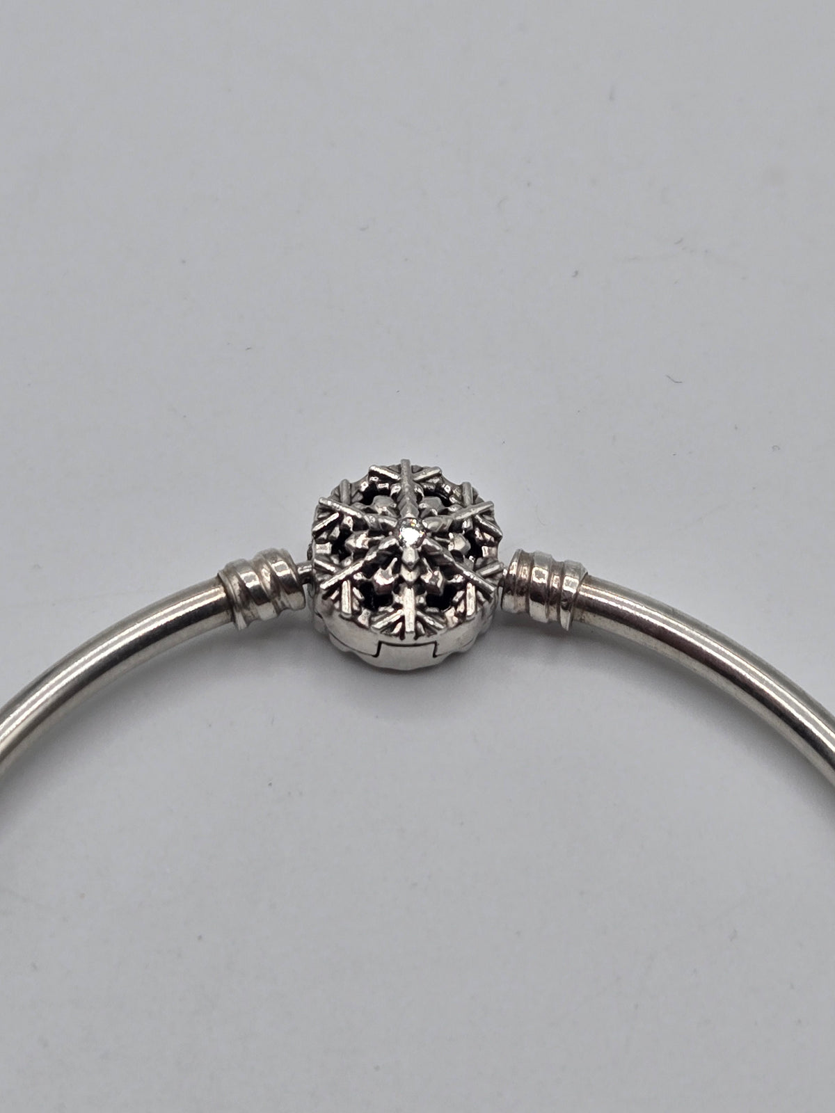 Pandora Moments Snowflake Clasp Bangle (59mm)