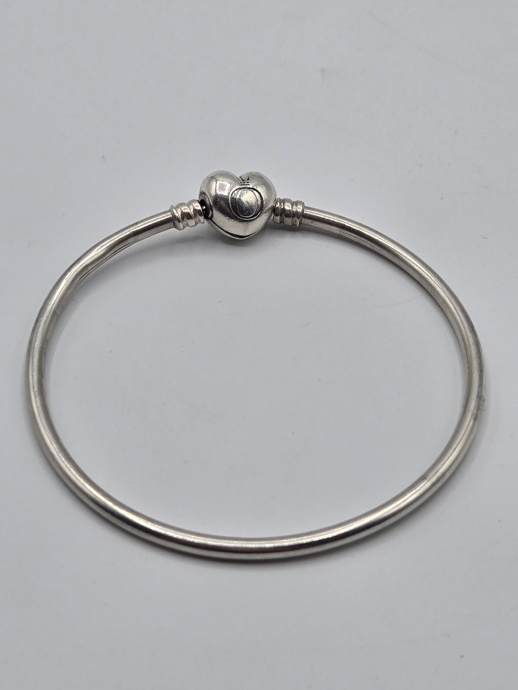 Pandora Moments Heart Clasp Bangle (59mm)